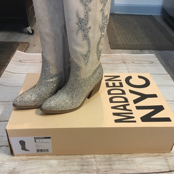 Elegant Silver and Cream Heeled Boots with Textured Design - Picture 4 of 6